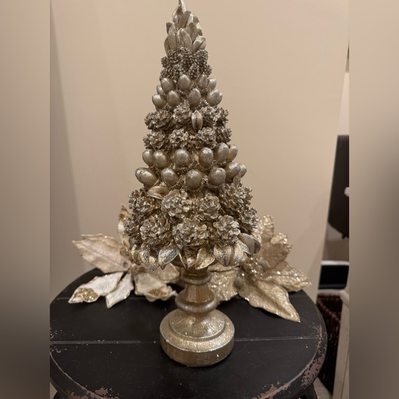 Elegant Gold Holiday Tree Decoration